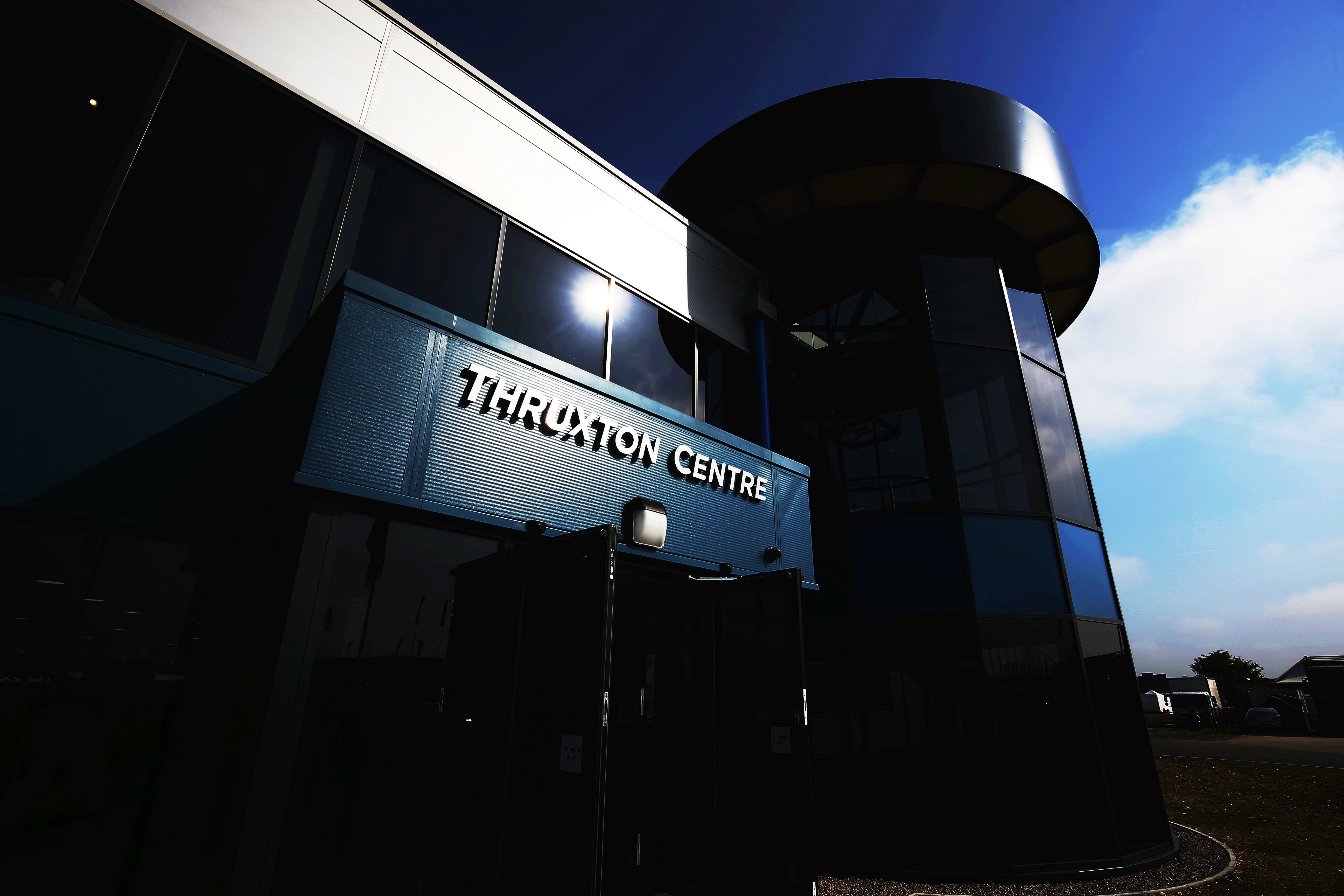 赛道之畔的炫酷“汽车秀”丨Chapman Partnership Architects-29