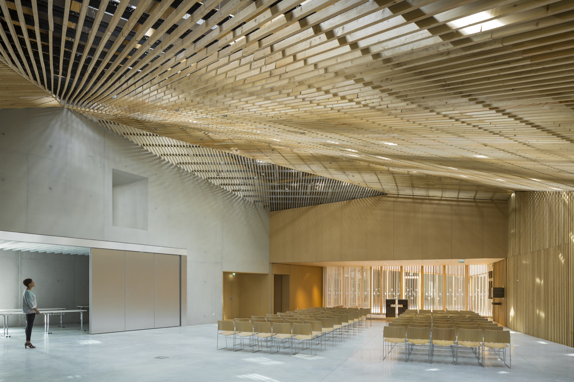 折叠 zinc 外壳中的宁静圣所——法国 Ensemble Pastoral Catholique 教堂设计-1