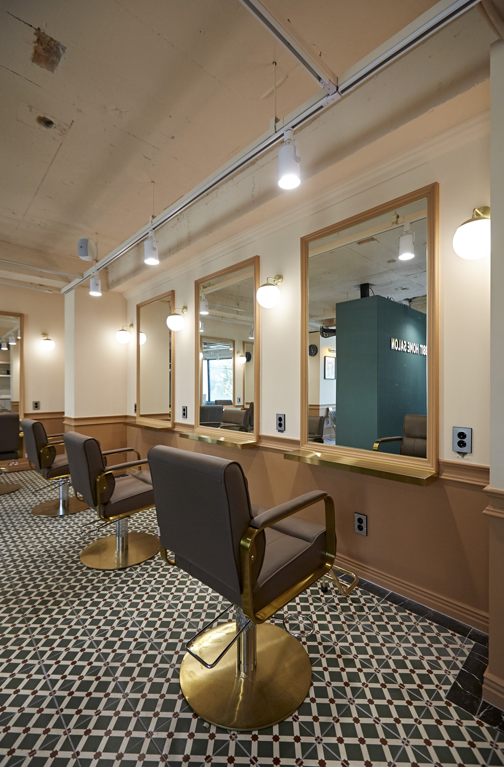简约复古，33 平米美容室设计展现个性魅力-11