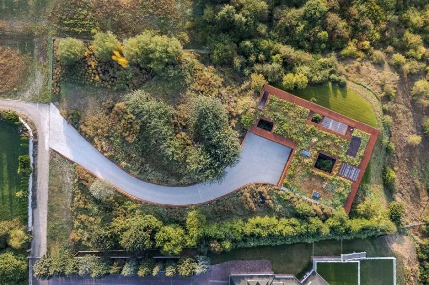 坡上住宅:草地上的钢铁沟壑-3