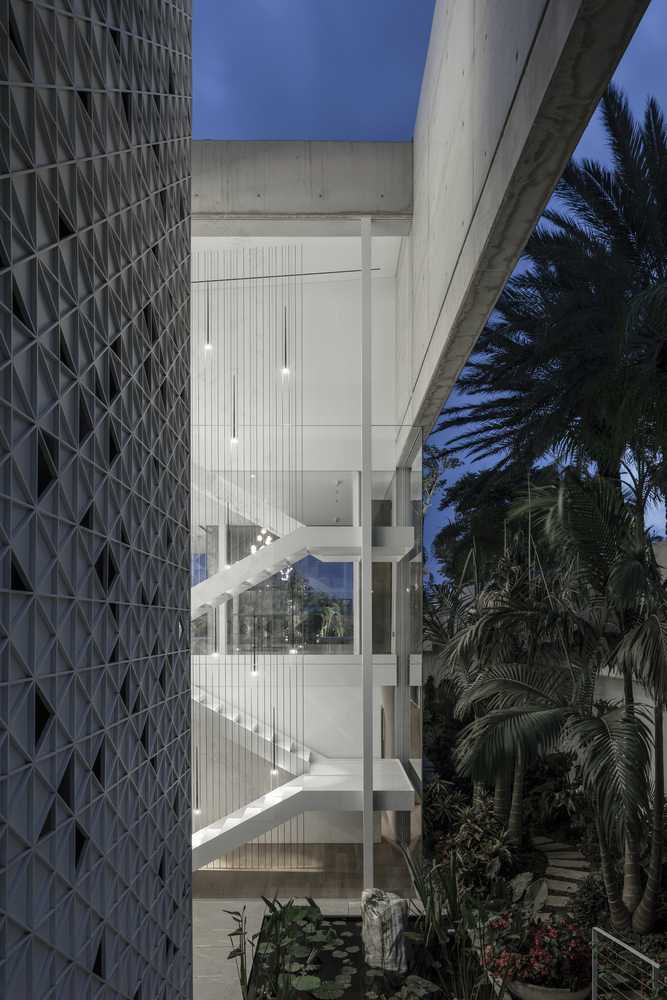 以色列城市中的白色铝制“盒子”-48