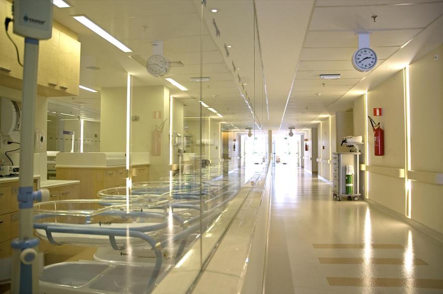 圣卢伊斯医院 | 阶梯式建筑设计与可持续发展的完美结合-10