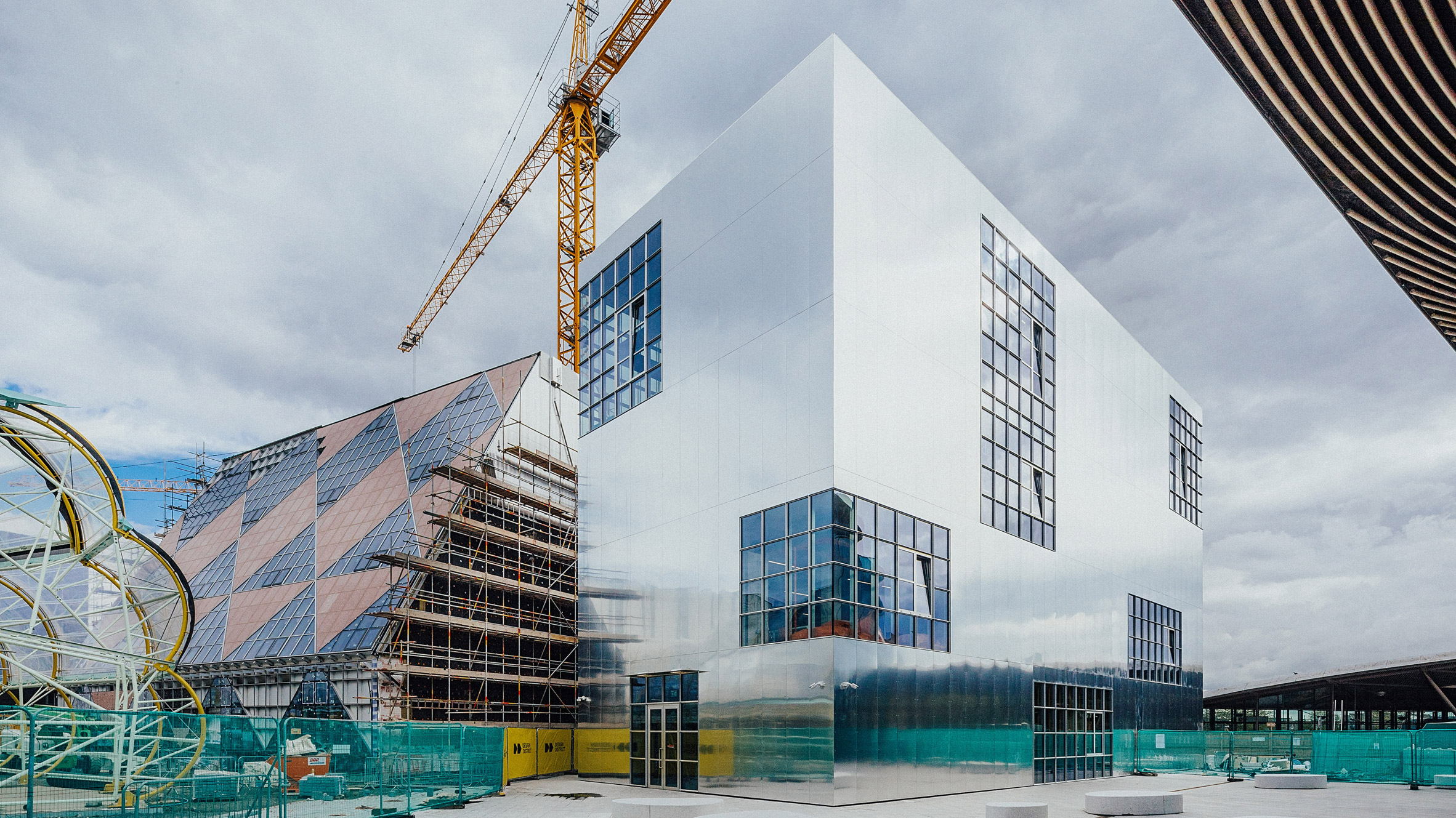 Ravensbourne 大学伦敦设计区建筑 | 反射式外立面与灵活空间-0