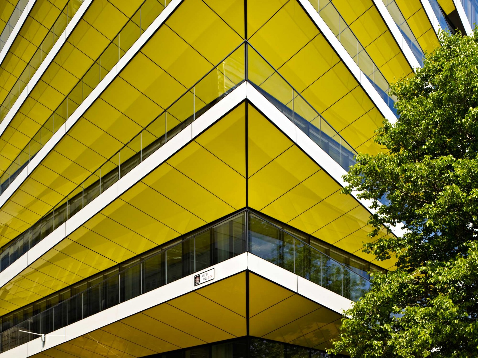 河岸别墅；河滨住宅；河畔公馆（三个根据不同情境从通用语境考虑比较常用的表达，可按需选择其一 ）

注：最好能提供完整语境，以便输出最贴切唯一的翻译如果在建筑行业领域，河岸府邸相对更适合；如果是住宅介绍，河岸别墅会较合适；若作为酒店之类的名称，河滨酒店也有可能个人倾向按住宅常见角度用河岸别墅 丨英国伦敦丨David Walker Architects-28