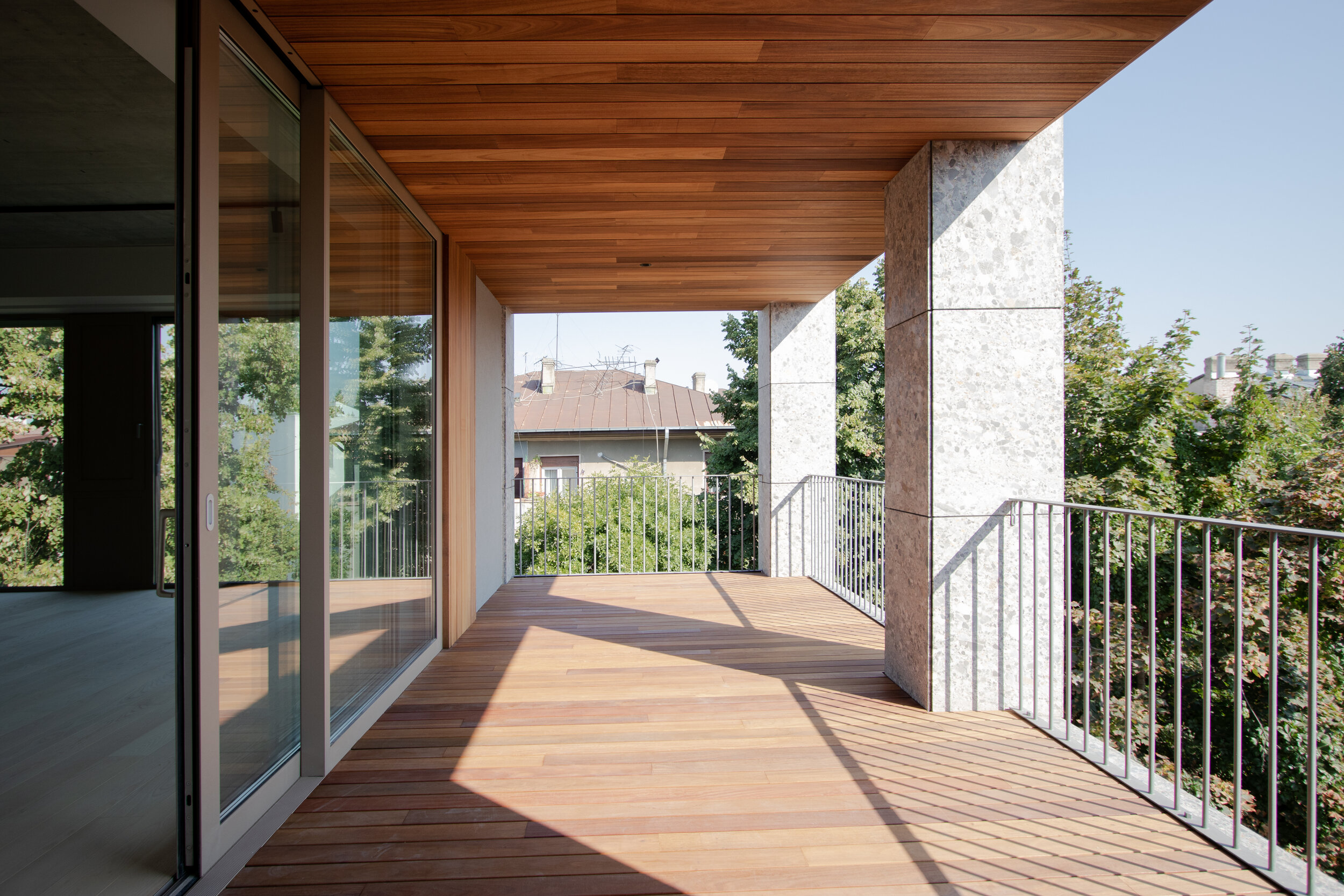 华沙6号
注:VARSOVIA是拉丁语中华沙(波兰首都)的名称这里6推测可能是编号之类,由于缺乏更多背景信息,按常规理解翻译为华沙6号 -13