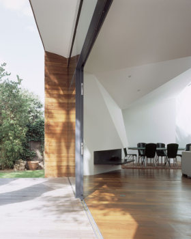 包裹屋；环绕住宅（注：Wrap House可能是有特定所指的，如一座极具特色设计、建筑外观有环绕形态的住宅，若没有更多背景信息，这两种常见理解供参考，这里按要求给出环绕住宅作为单一翻译结果）

最终翻译：环绕住宅 丨英国伦敦丨Alison Brooks Architects