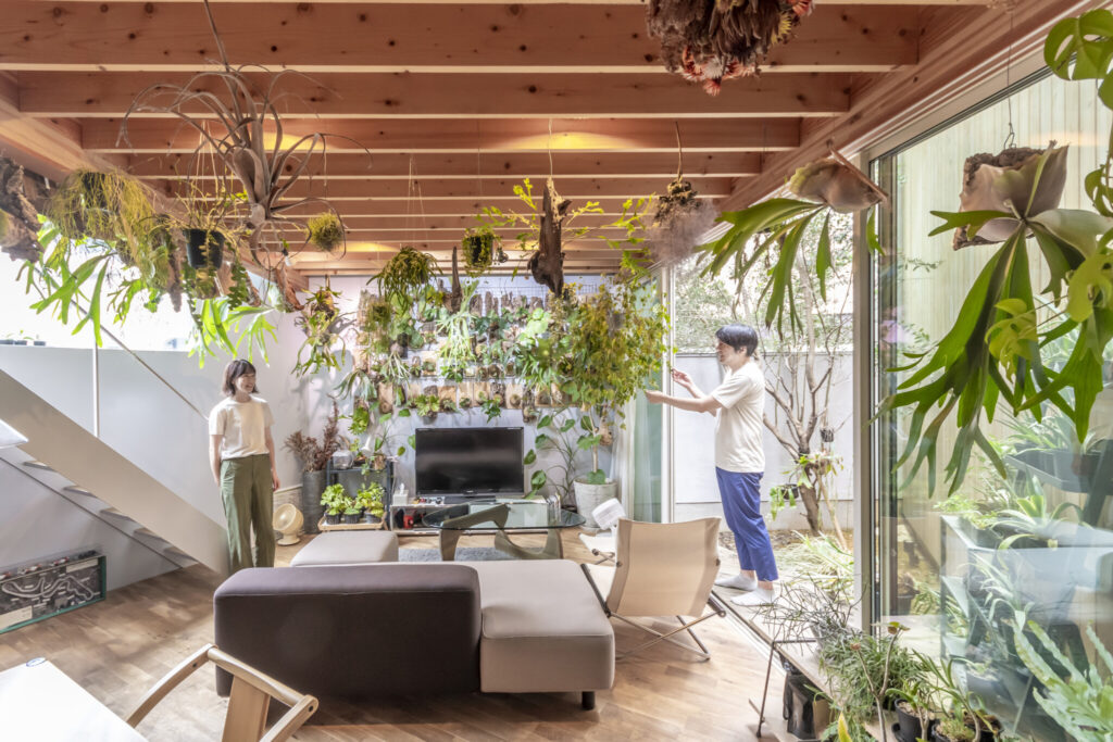 多くの緑とともに暮らす飽きの来ない家　ゆるやかにつながる空間と大きな開口でのびのびと暮らす | Architecture | 100%LiFE-13