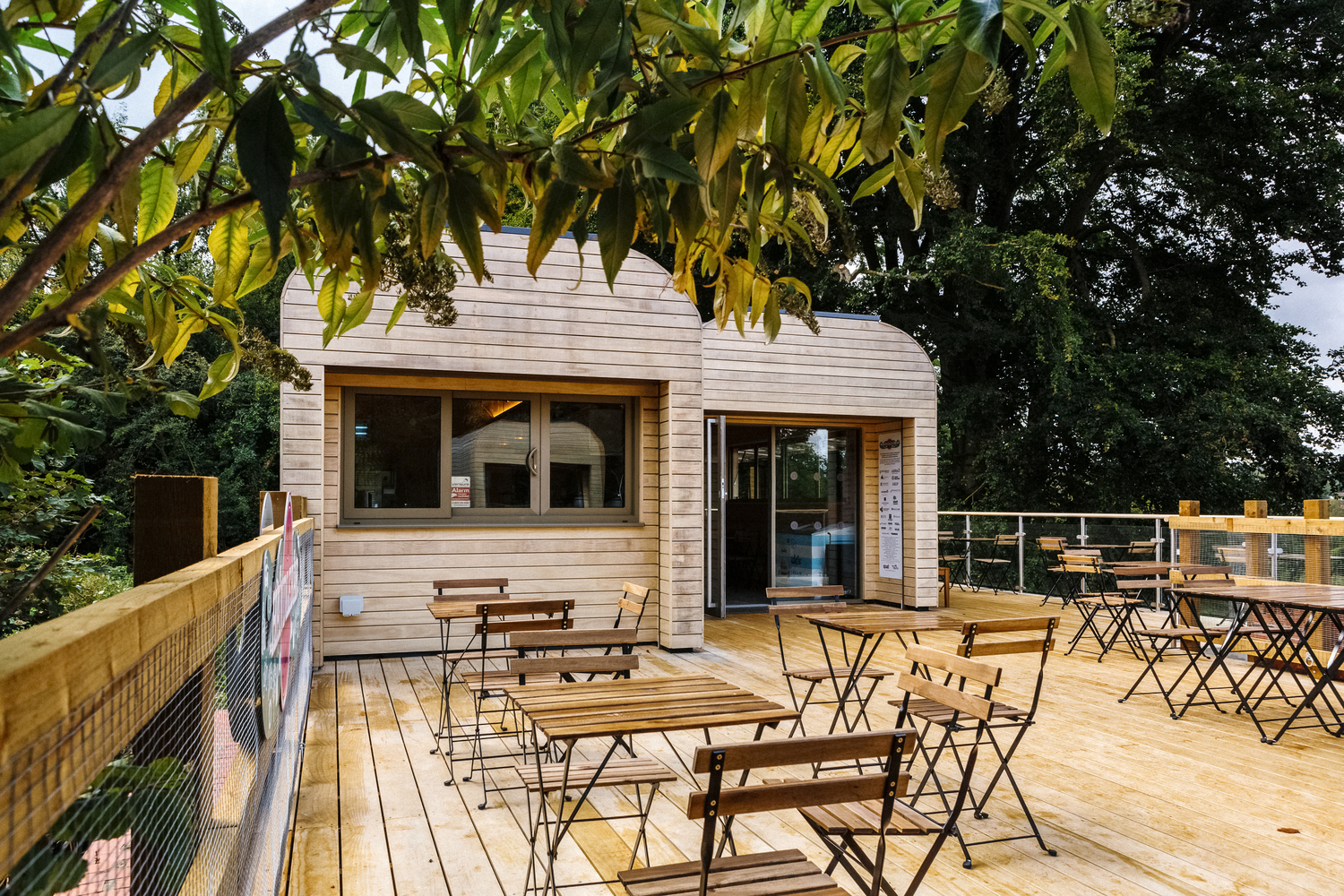 英国南安普敦新地标 · 火车车厢造型咖啡厅-12