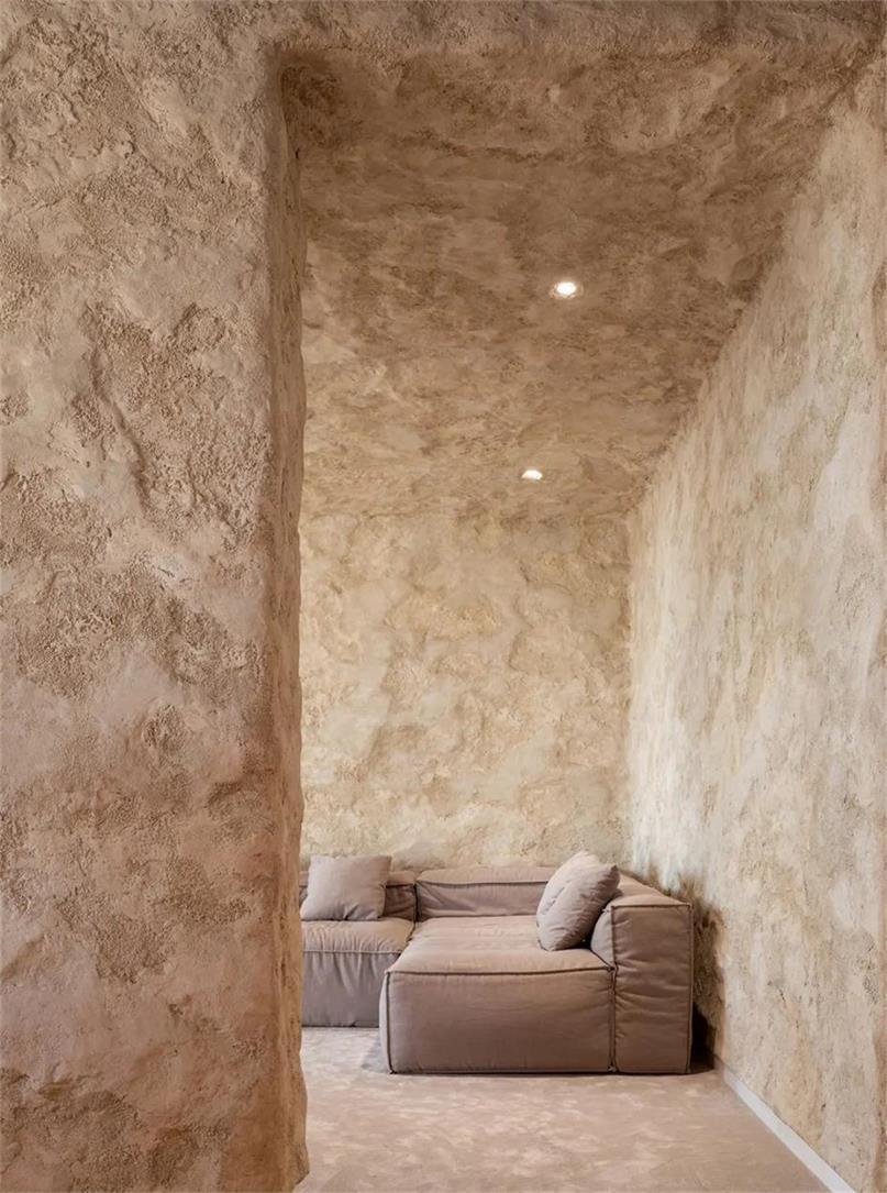 粗犷与精致完美融合的侘寂风公寓设计(Mazanka公寓)丨乌克兰基辅-3