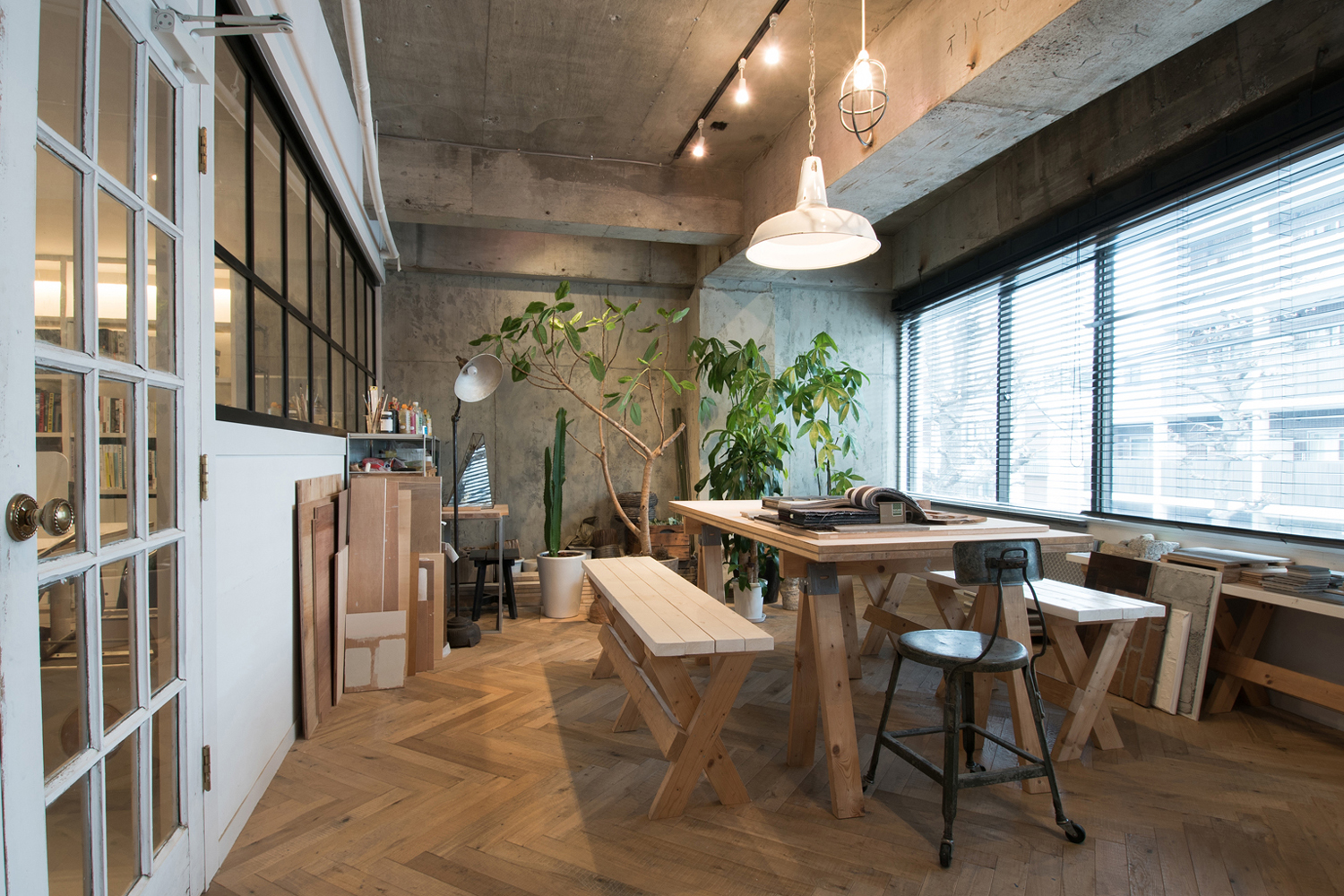 鹅卵石办公室；PEBBLE也可能是特定名称，如品牌名、项目名等，若有更明确语境PEBBLE办公室的表意更明确 此处假设缺乏进一步信息，根据字面直接翻译为鹅卵石办公室 -6