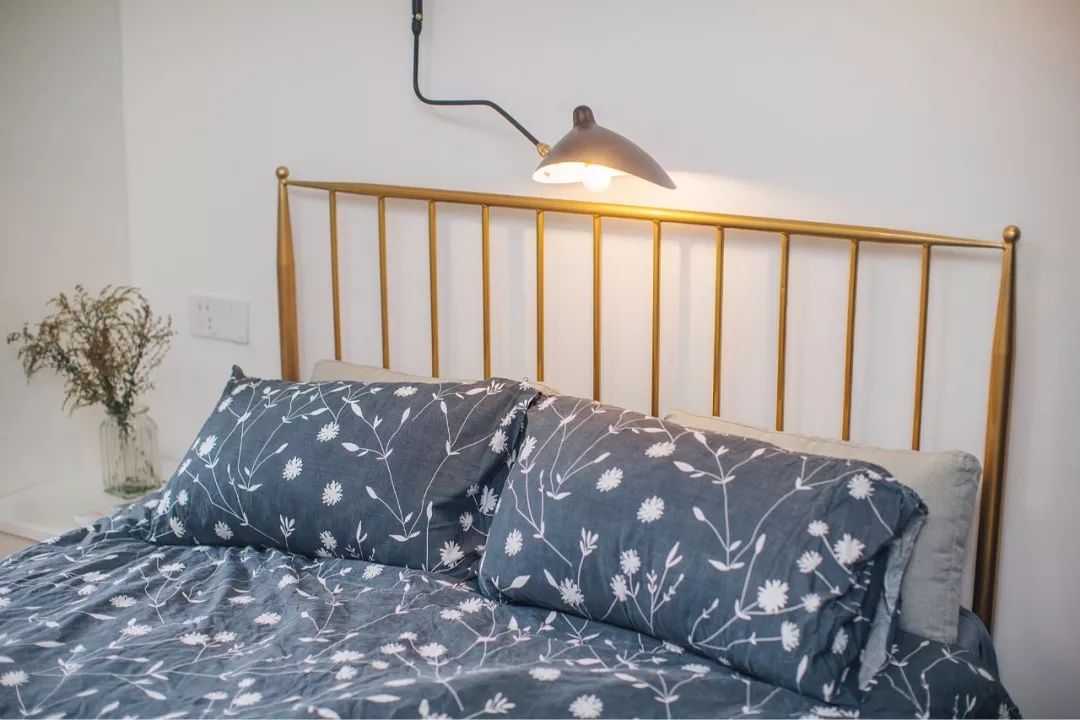 轻奢风卧室设计，黄铜色床铺打造高档氛围-10