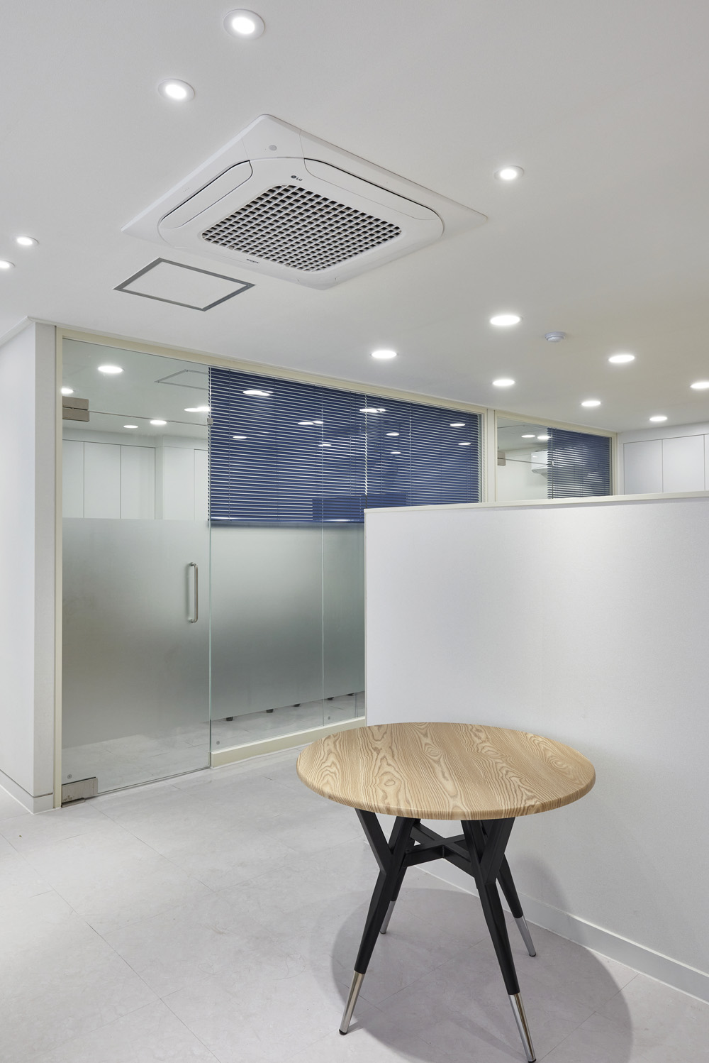 江南餐厅 | 简约白色空间设计，25 平米私人用餐体验-13