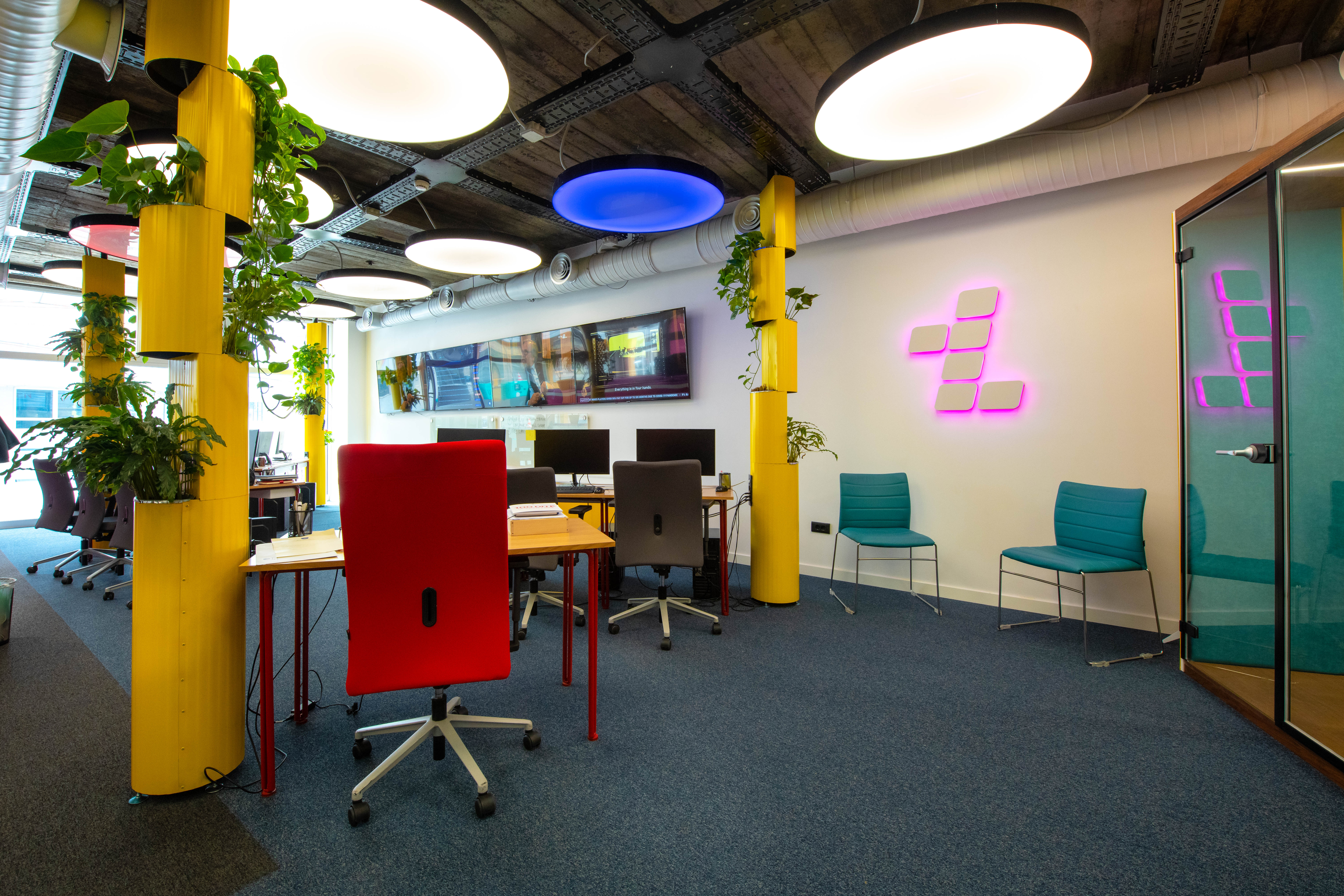 科技隐形的纽带——Telegrafi 办公室设计-16