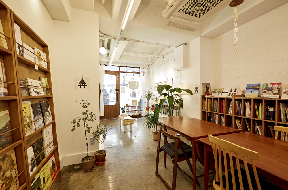 白色与木色交融的极简小书店设计-9