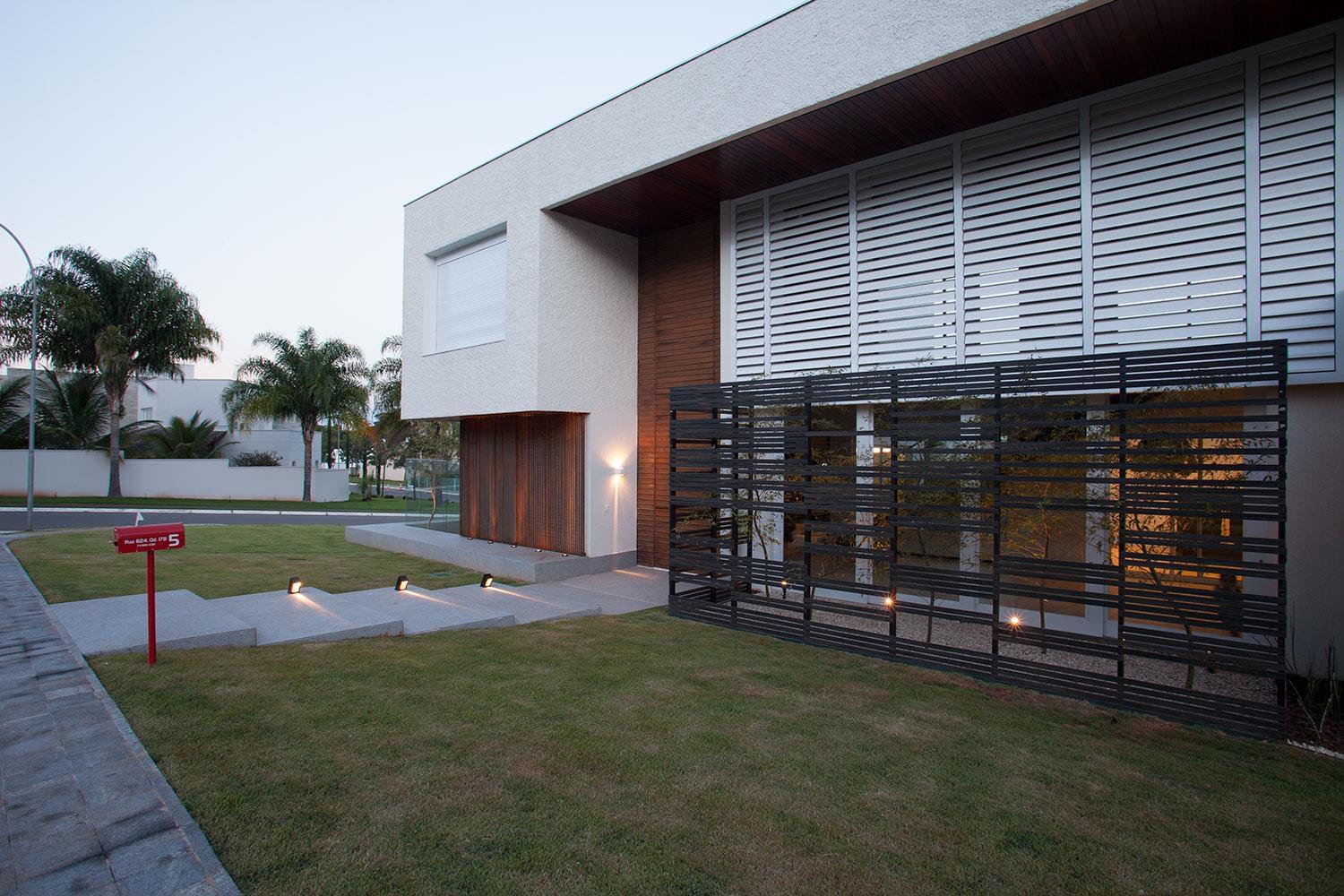 巴西戈亚尼亚 Jabuticabeira 住宅 | 自然元素与半开放式设计的完美融合-13