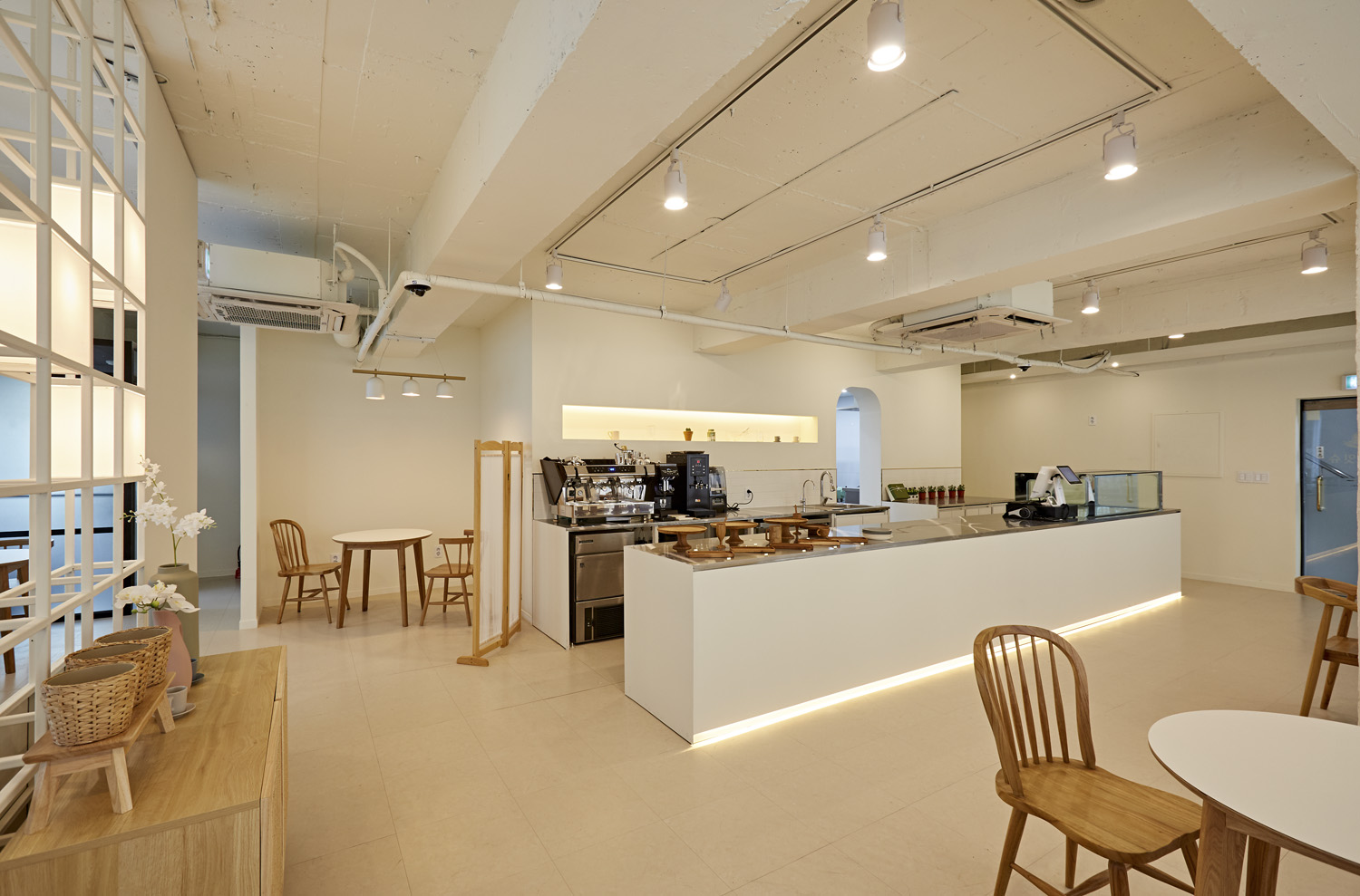 "白色与木质，打造 25 平米极简咖啡厅空间"-2