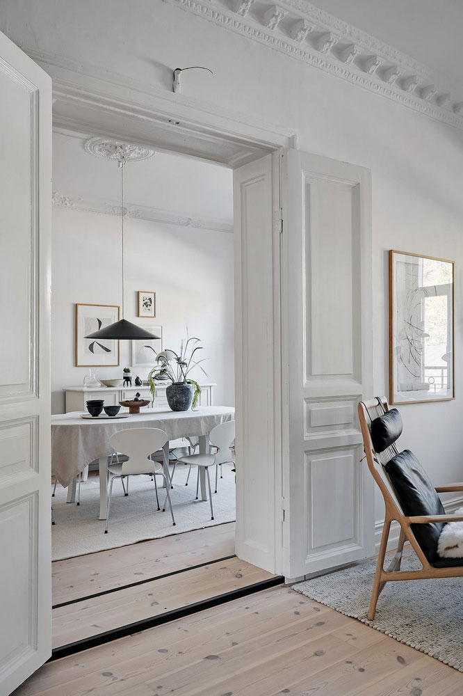 斯堪的纳维亚风格公寓的亮丽条纹沙发-11