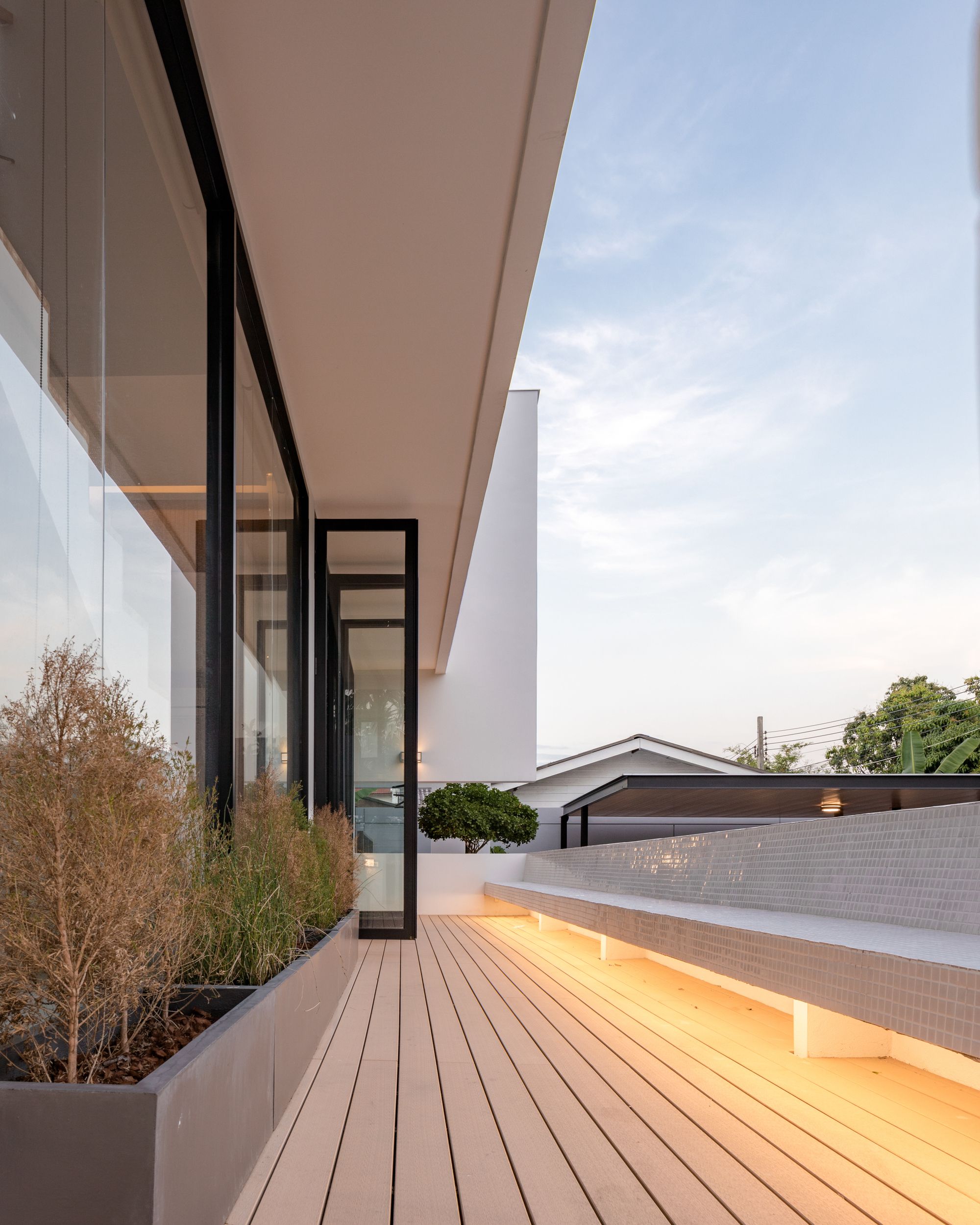 曼谷郊区六居室庭院住宅-23