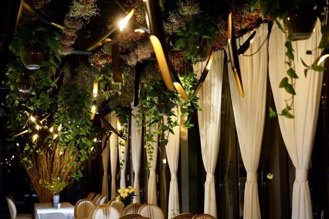 浪漫花艺装点白鲸餐厅,温暖冬日空间-14