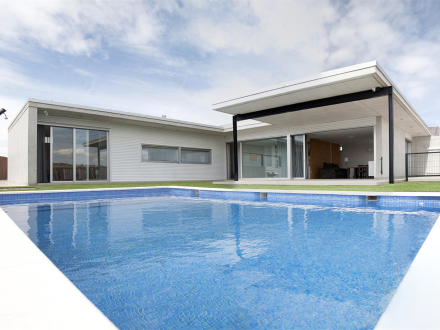 西班牙 Los Conejos II 别墅 | 融入自然的绿色建筑设计-9