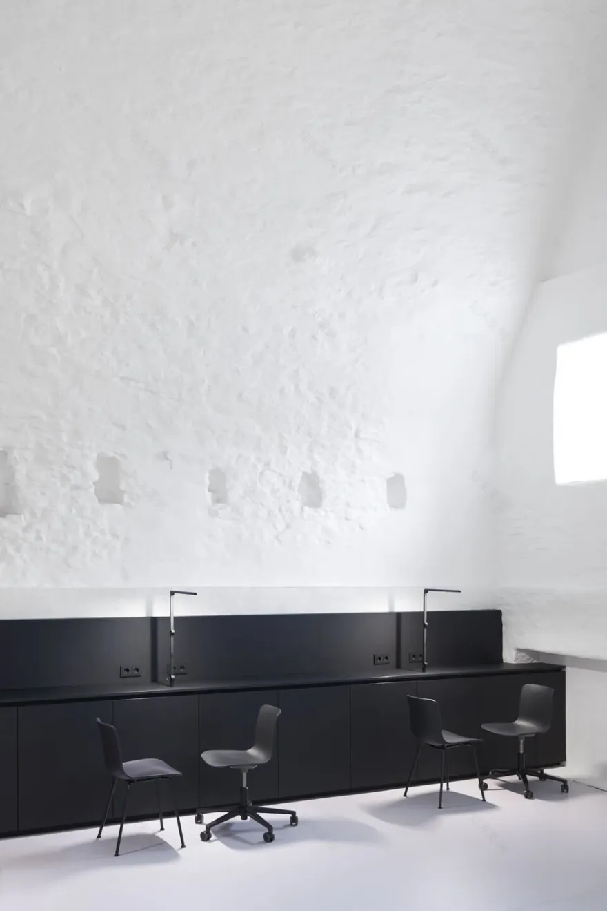 德国古老建筑中的现代纹身工作室-14