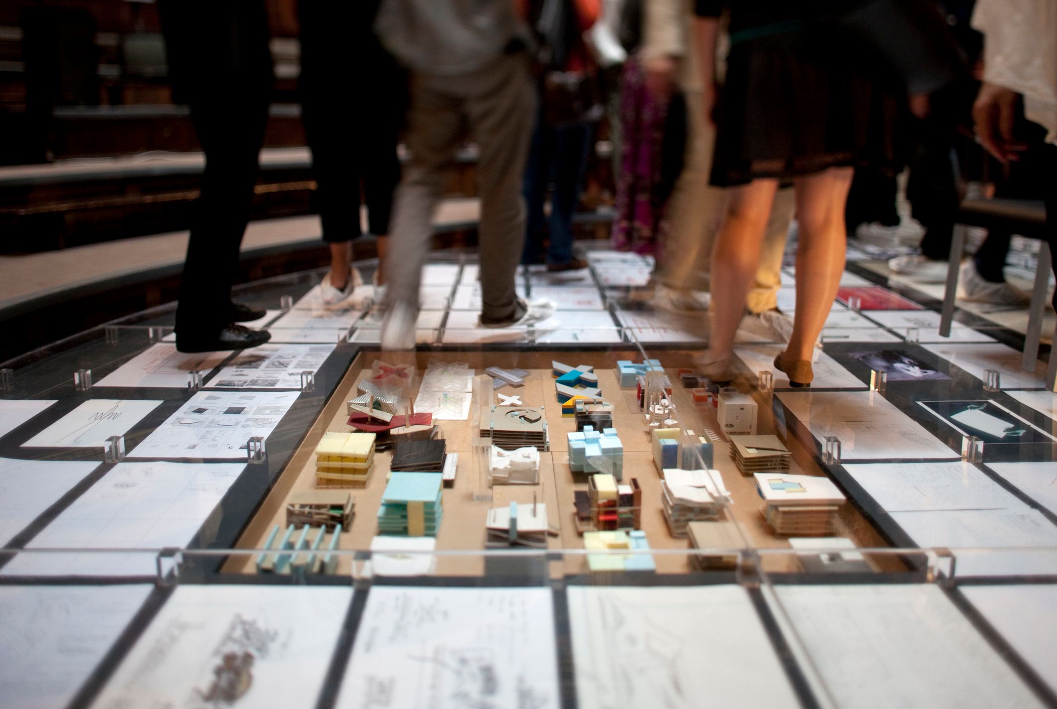 OMA 纯形式未建图书馆展览 · 亲密空间与设计精髓-5