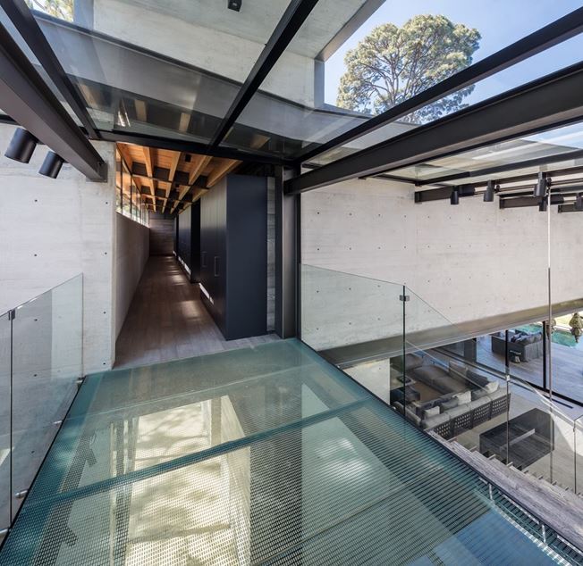 Spectacular House with Wide Open Spaces-5