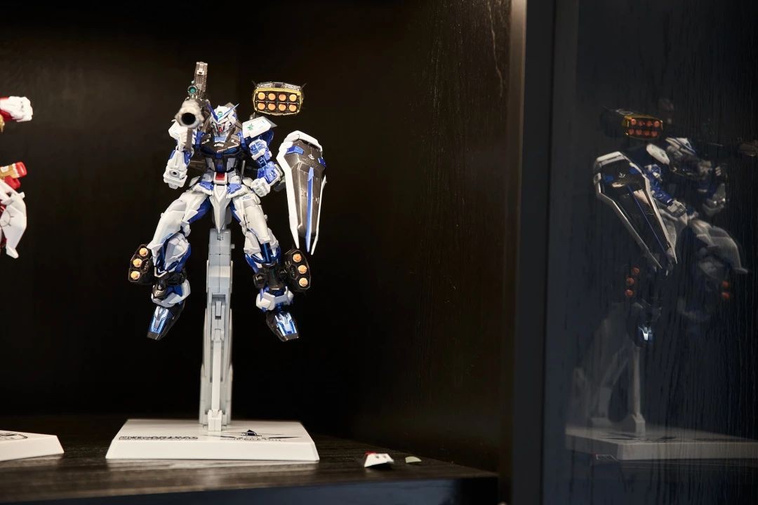 手办迷的现代简约之家 | 悬空背景展柜，红橡实木家具-34