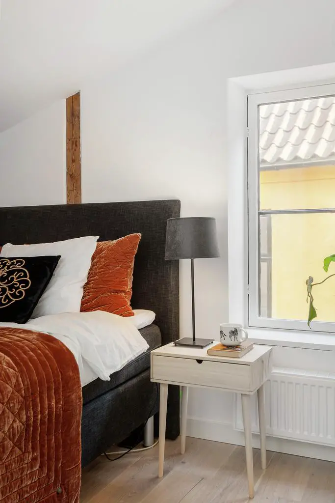 "瑞典 19 世纪古宅现代改造，工业风格窗户展现独特魅力"-17