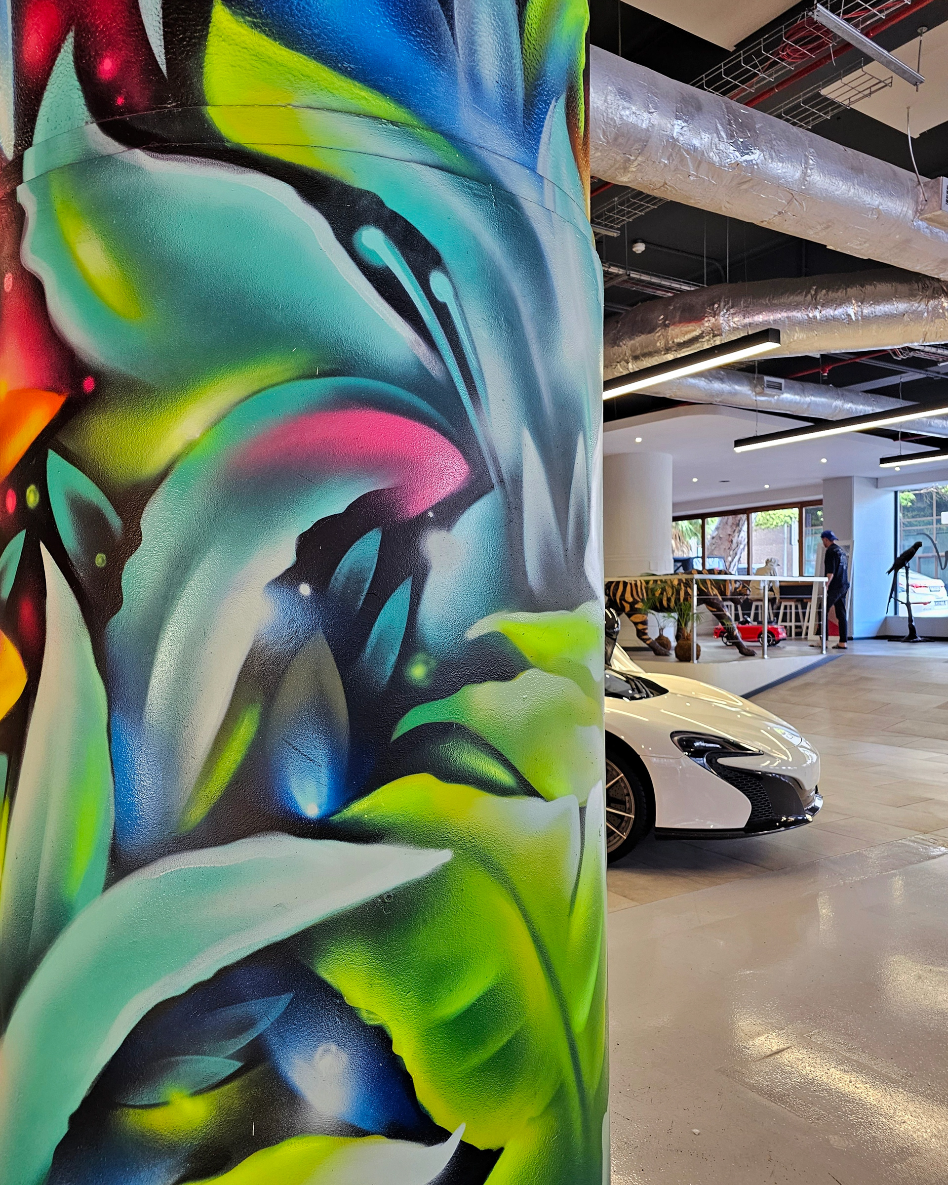 WIGGLE CAR HIRE 新展厅艺术柱设计丨南非开普敦-8