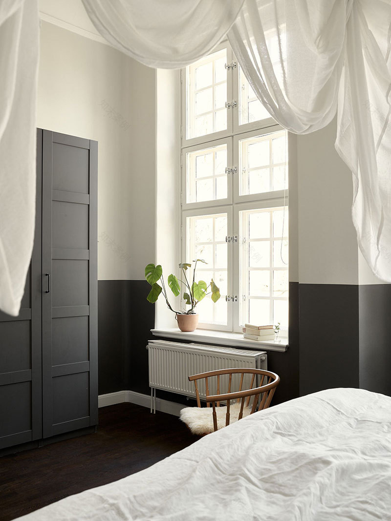 带有黑色家庭图书馆的斯堪的纳维亚式公寓(109 平方米)-20