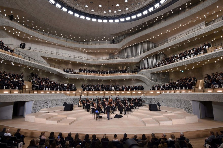 香奈儿 2018 早秋时装秀,德国汉堡 Elbphilharmonie 音乐厅的戏剧性舞台-1