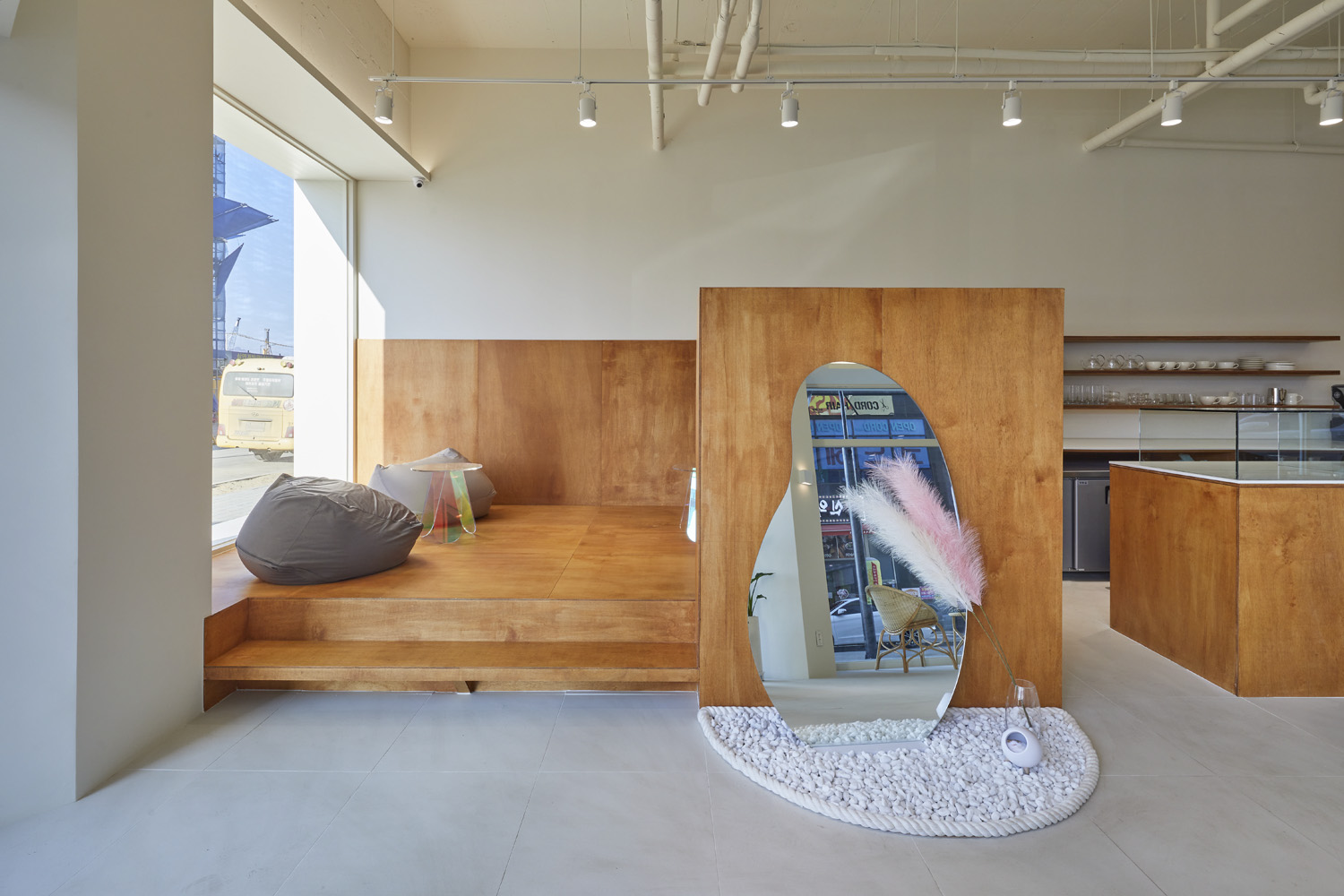 首尔 CAFÉ 4LEAF | 极简白的小清新咖啡厅设计-13