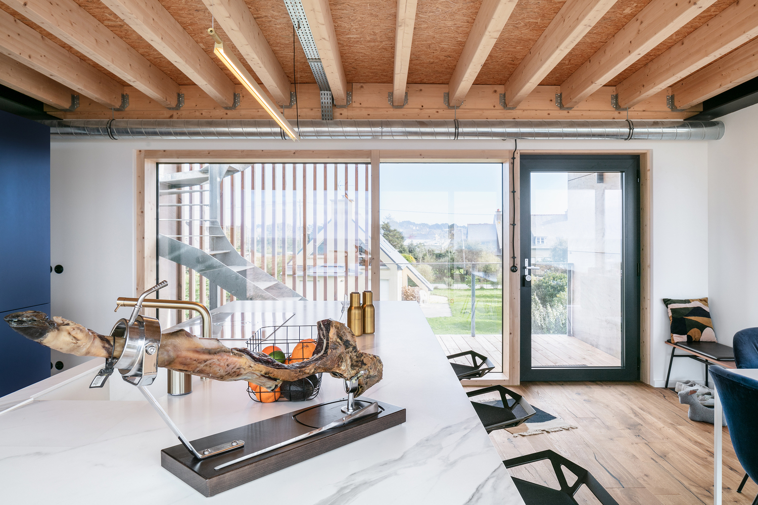 悬浮海景别墅,简约优雅的法式海景之家-28