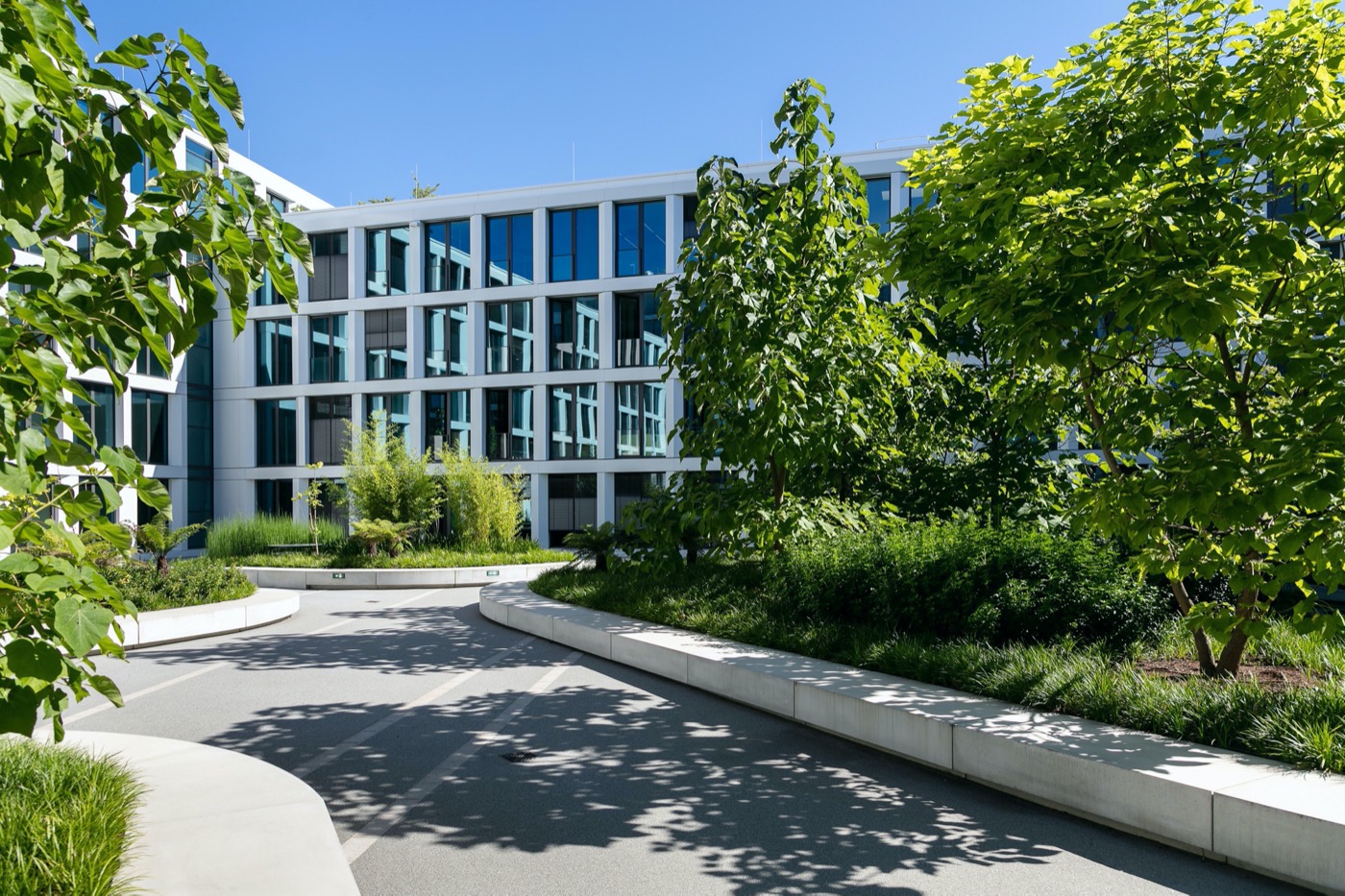 德国KVBW总部大楼的庭院景观-6