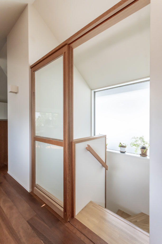 別荘地のように静かで緑に囲まれた家　緑と空の見える図書室でゆったりと本を読んで過ごす | Architecture | 100%LiFE-17