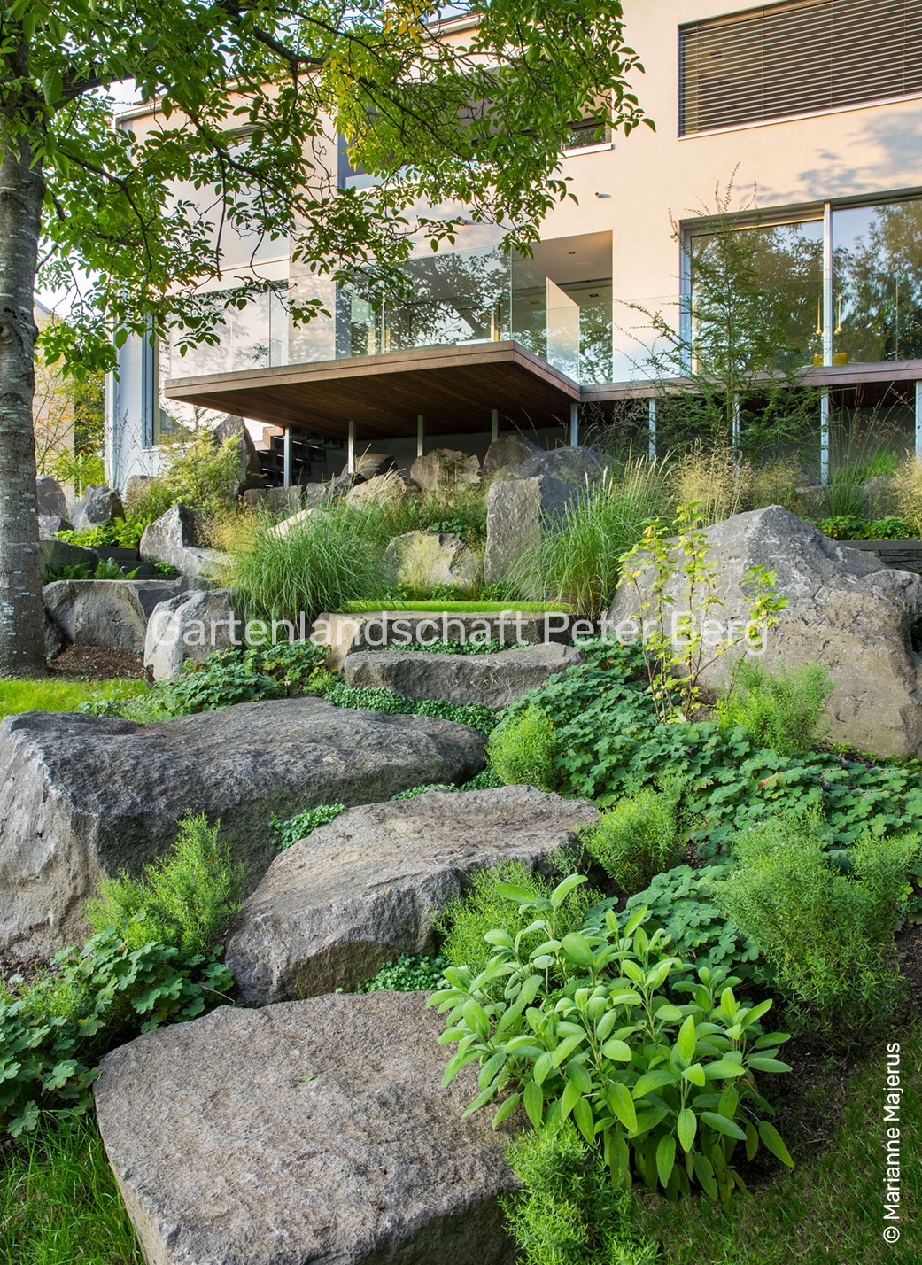 卢森堡山坡花园丨Peter Berg GartenLandschaft-4