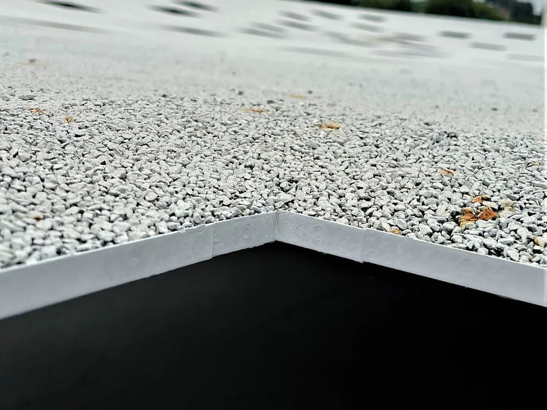 日本“最空白”建筑！无墙无柱无固定用途，59扇天窗让雨水阳光随意进出！网友：躺着发呆都变浪漫了-81