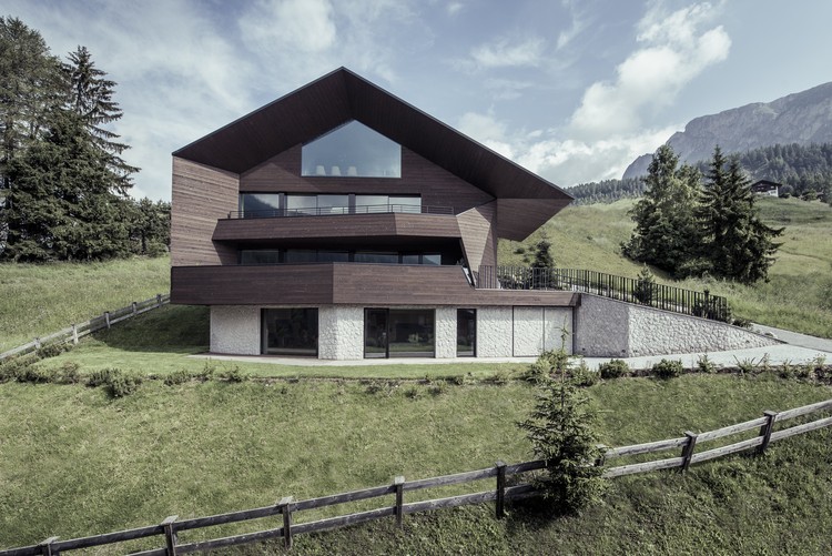 意大利白云石山间的自然气候屋-4