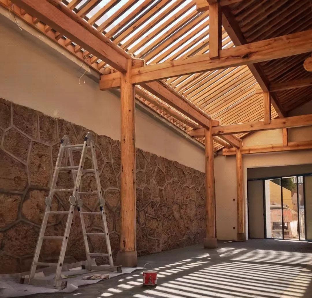 买不起房，小夫妻把牛棚改造成家，竟成300㎡大别墅还有150㎡花园菜地......-101