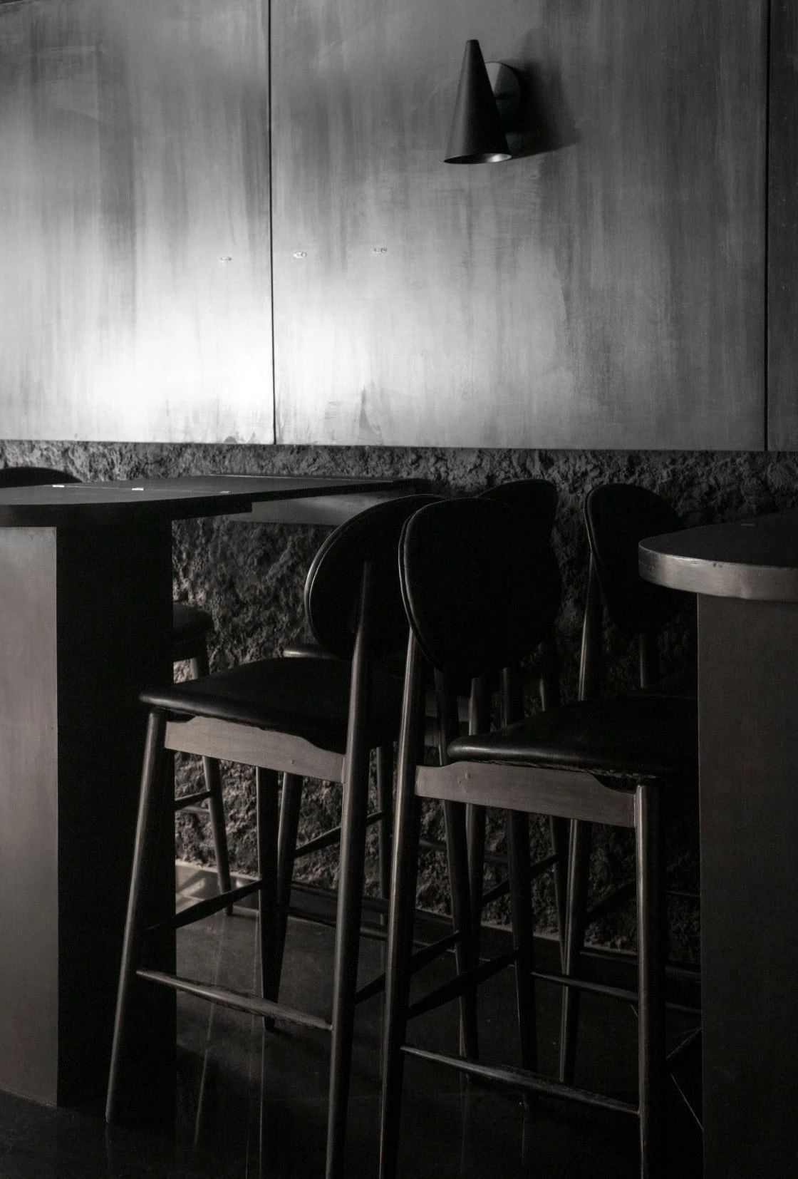 暗黑式混凝土结构鸡尾酒吧设计丨印度新德里丨RENESA ARCHITECTURE DESIGN-29