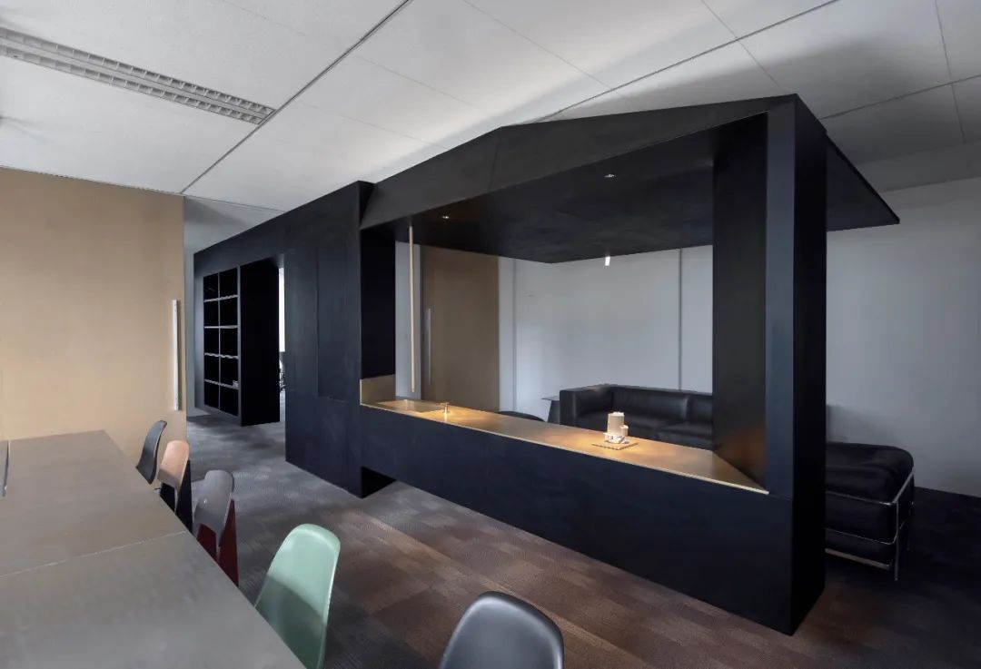 “黑亭”的无用之美,巧妙划分空间打造多功能办公环境-35