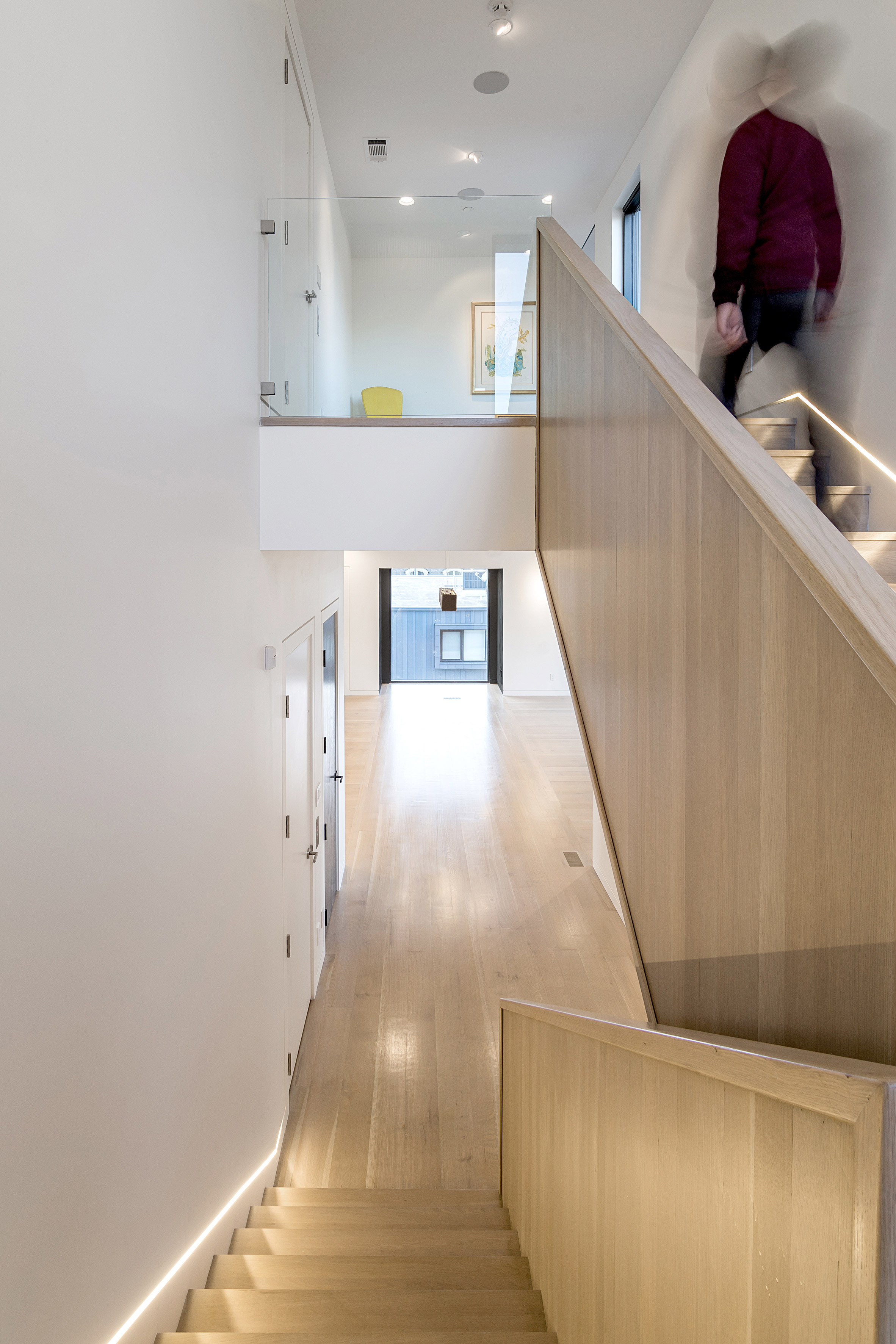 Archimania creates tall family home overlooking train tracks in Memphis-14