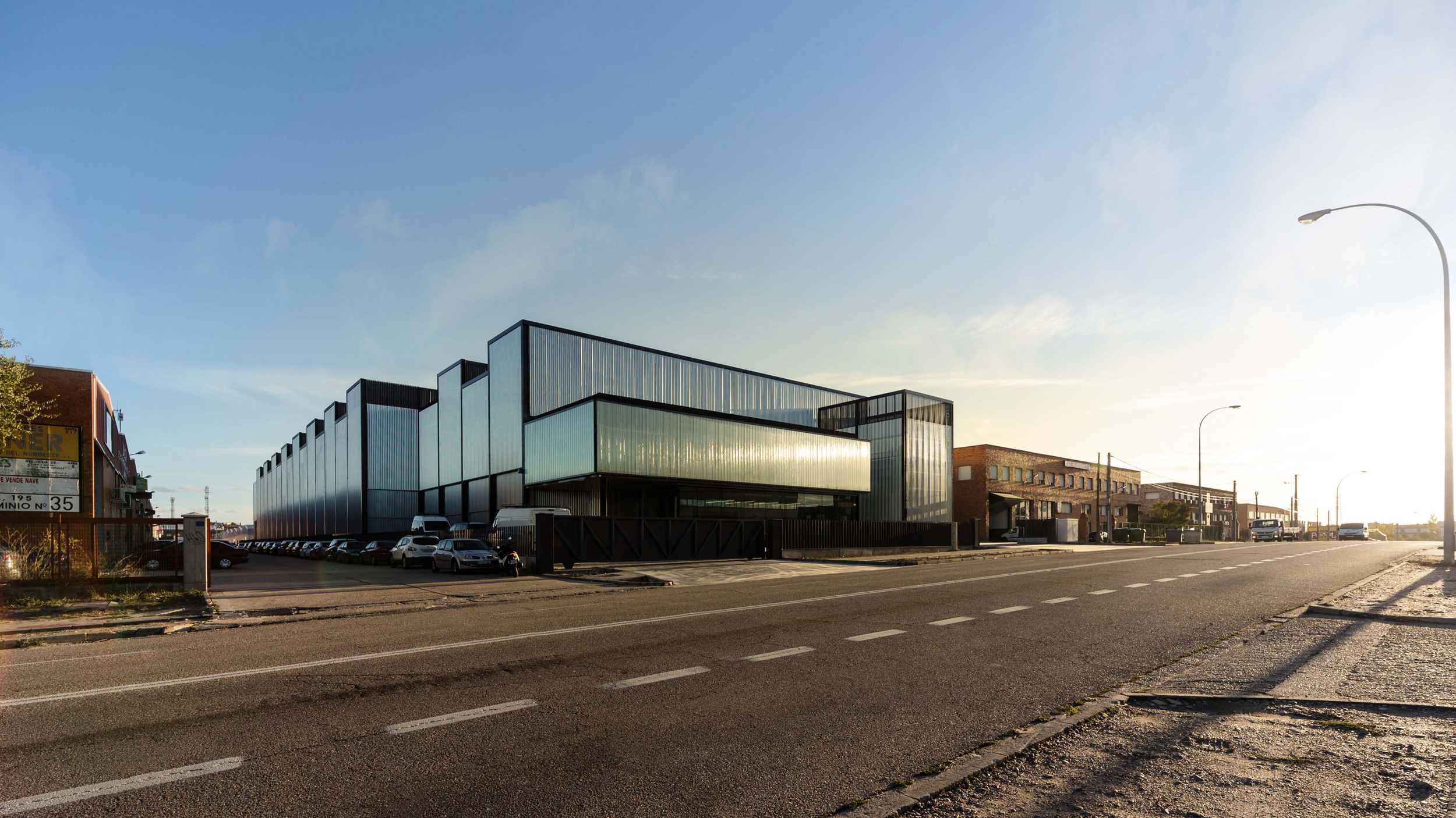 波浪金属表皮打造的光线优化工作空间-0