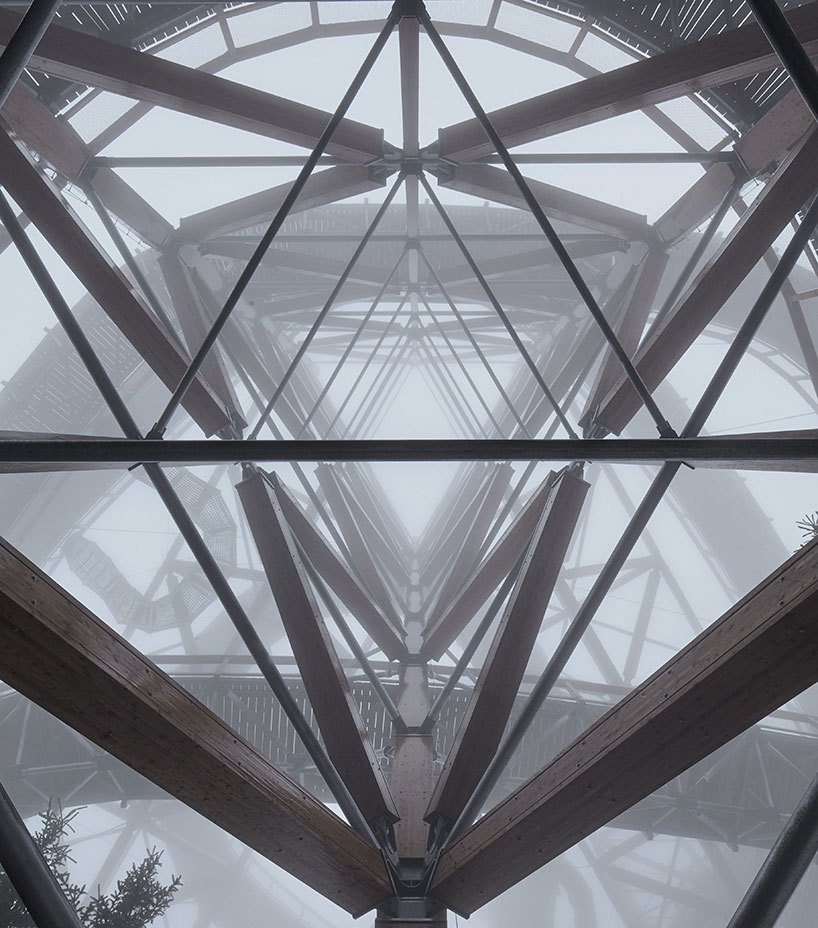 盘旋山林间的天空步道-9