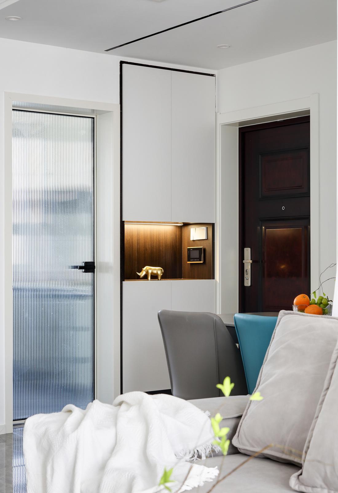 麻花辫胡茬的家-16