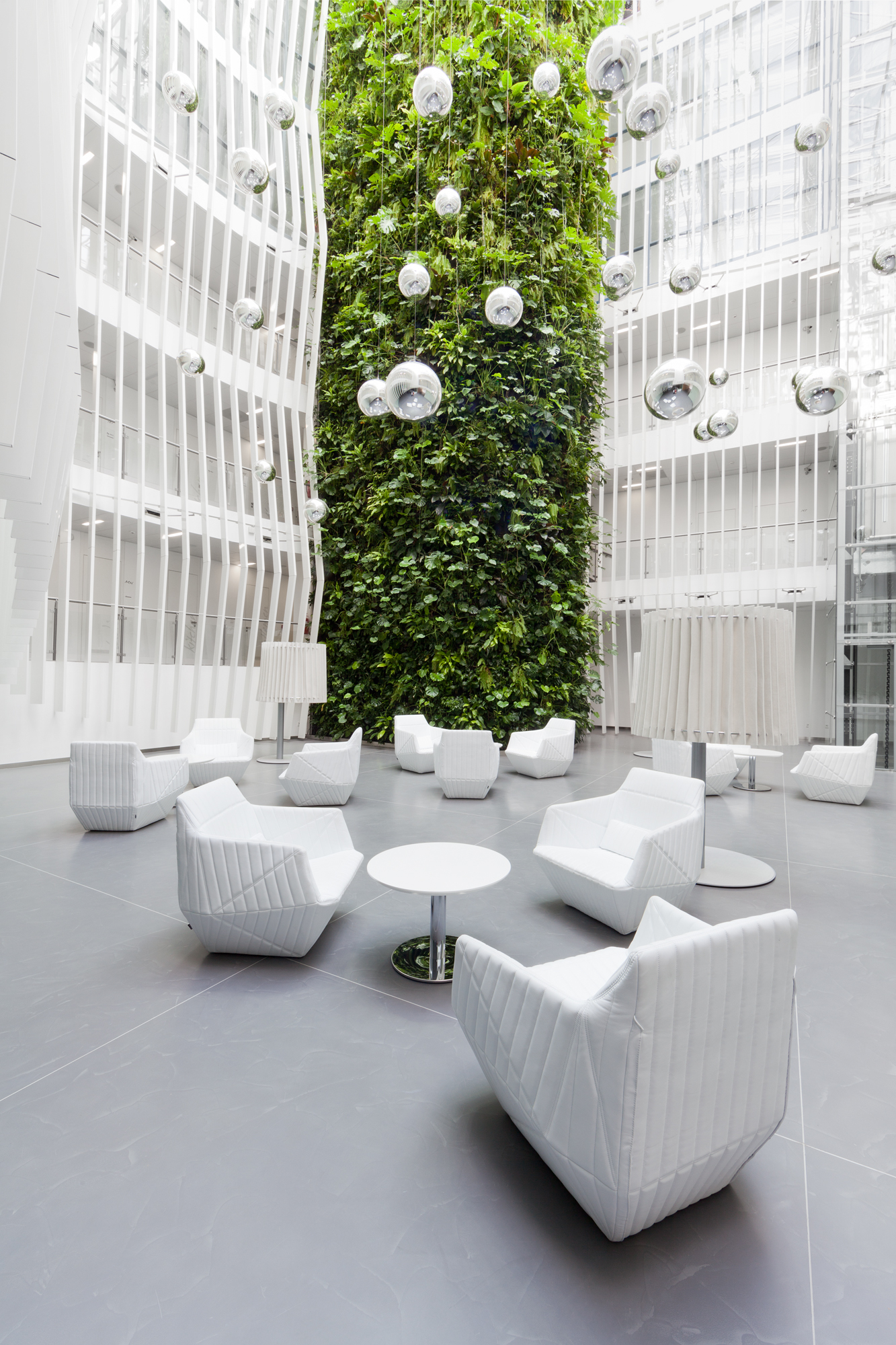 布拉格 KKCG 建筑室内设计 | 垂直花园与自然材料的融合-0