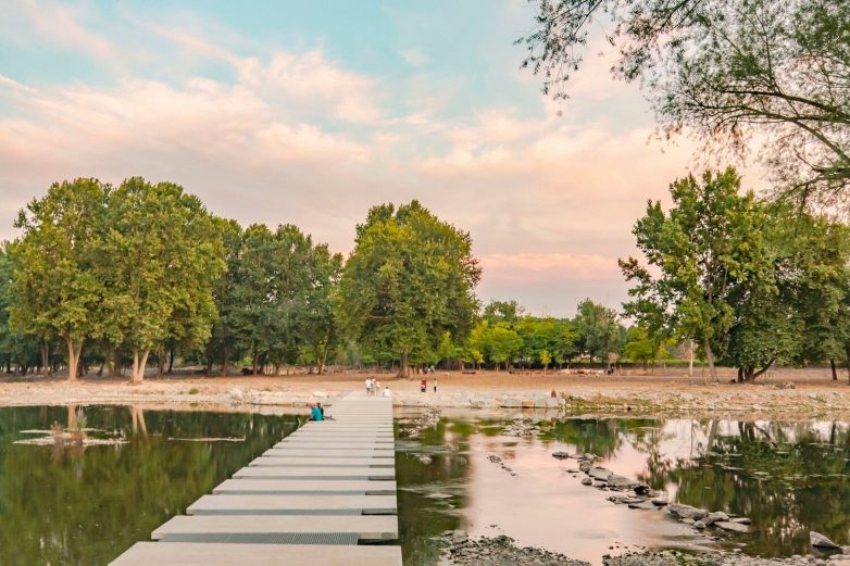 西班牙曼略市无护栏可被淹没的人行桥丨Sau Taller d’Arquitectura-28