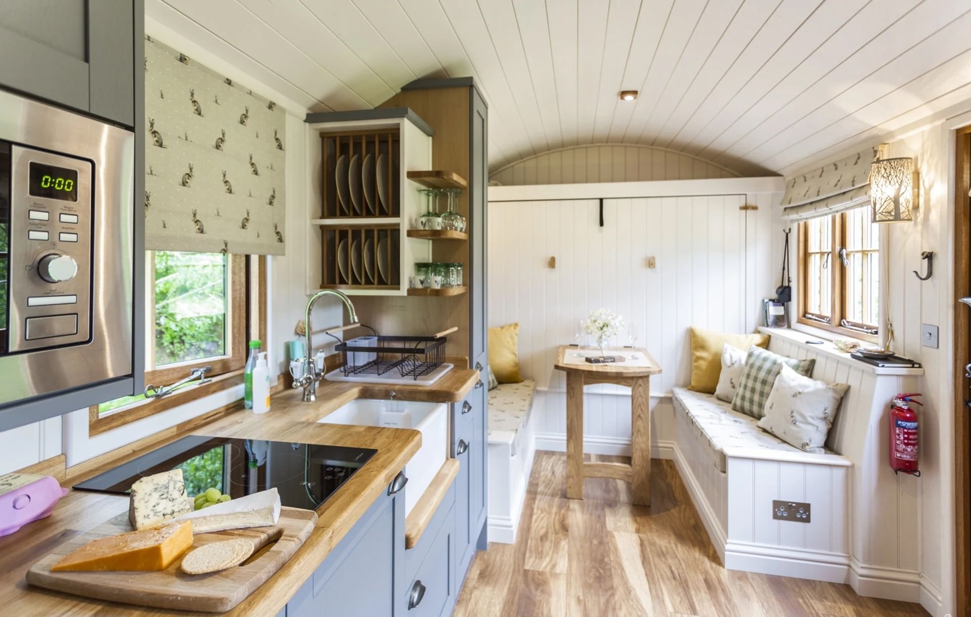 类似小火车车厢的迷你小屋丨英国-17