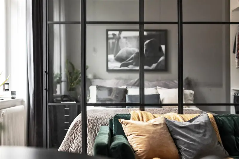 42 平米现代公寓的玻璃隔断、绿色 velvet sofa 设计亮点-3